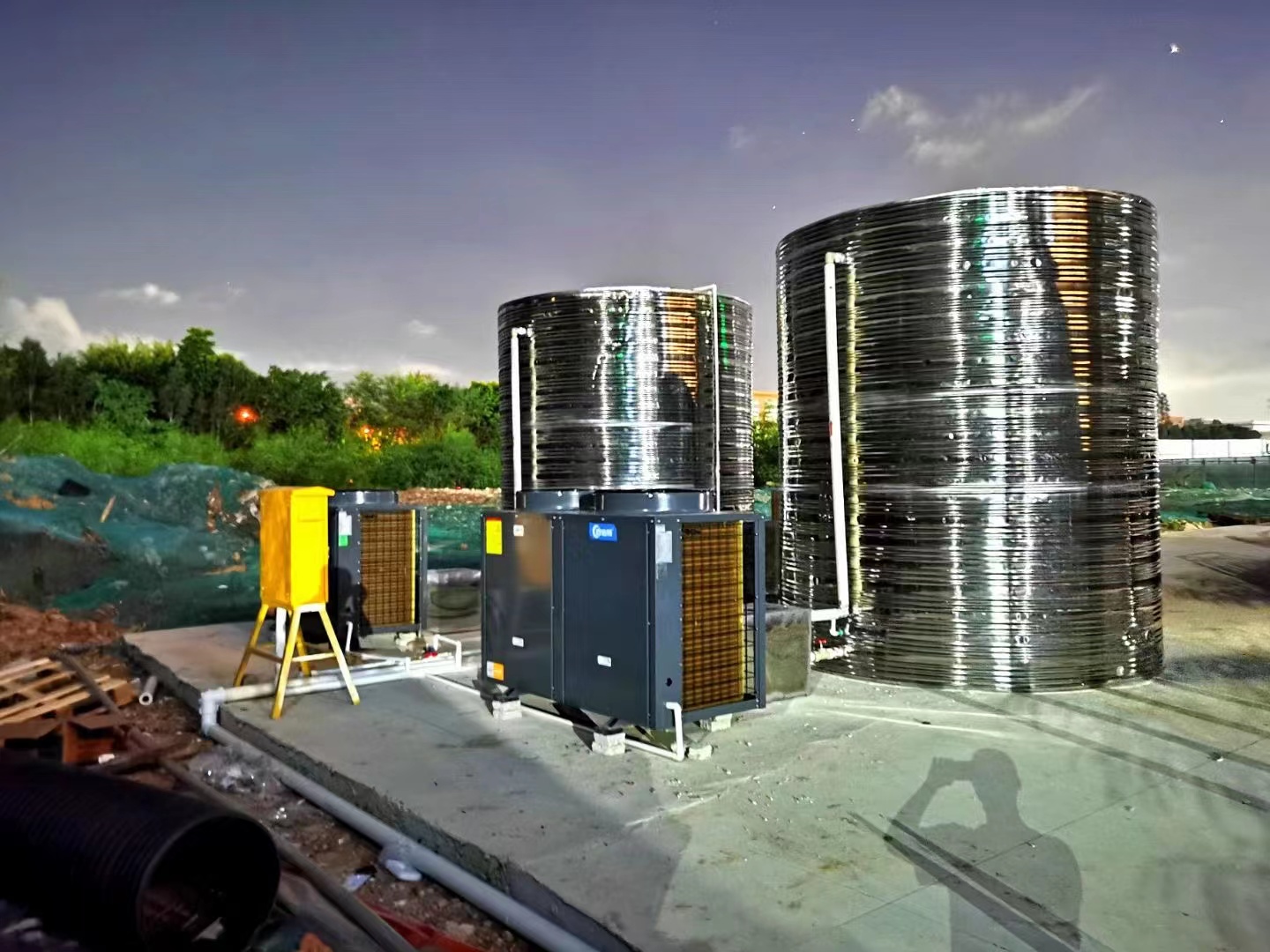 中建科技两套12匹配12吨空气能热水工程